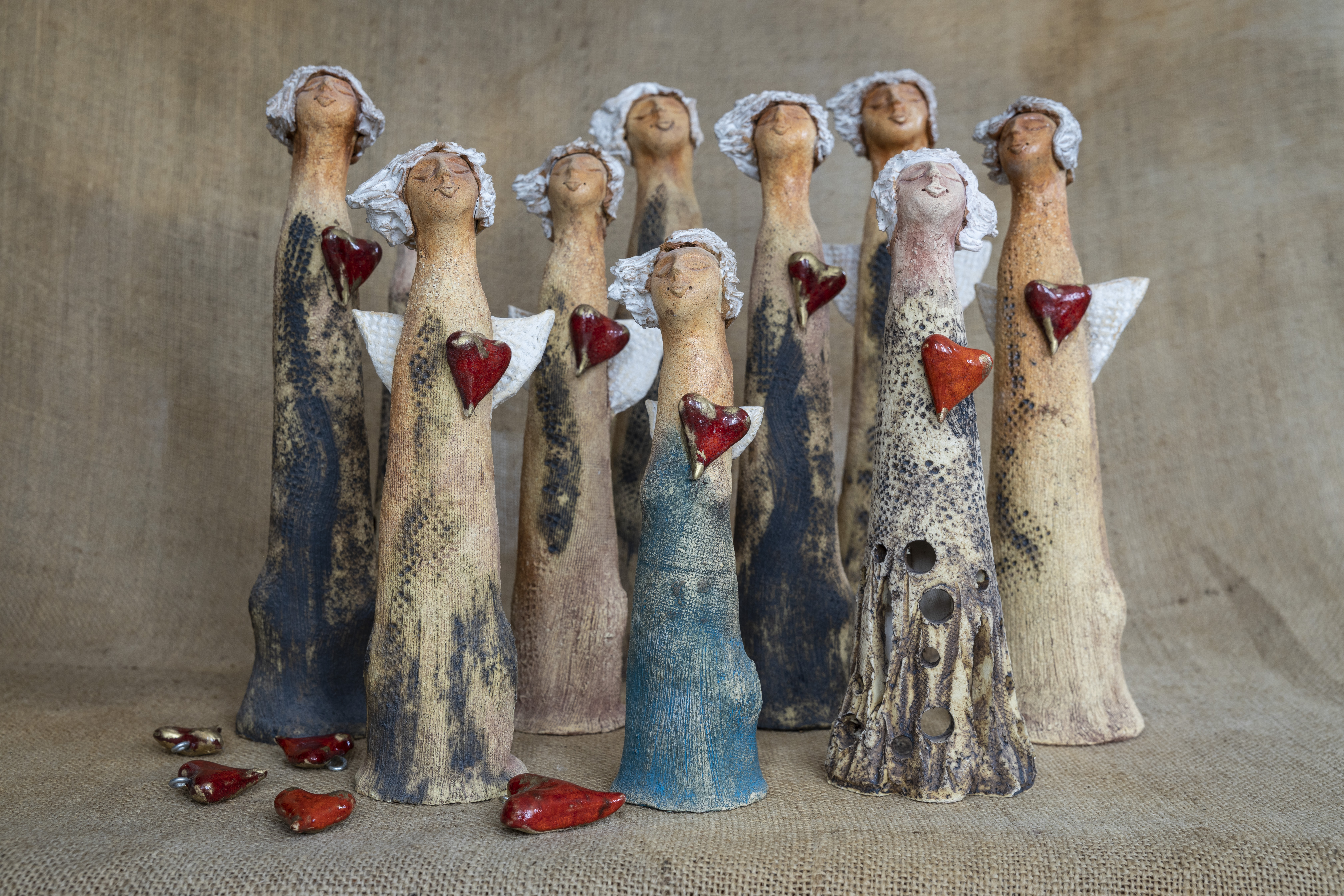 keramický anděl SRDCE režný malý