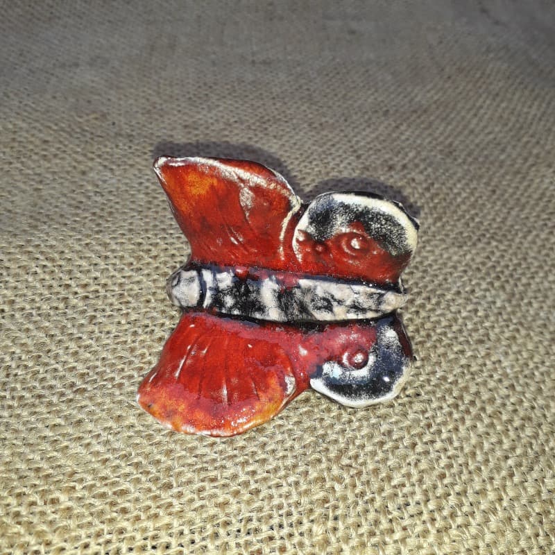 keramický motýlek na skřipci