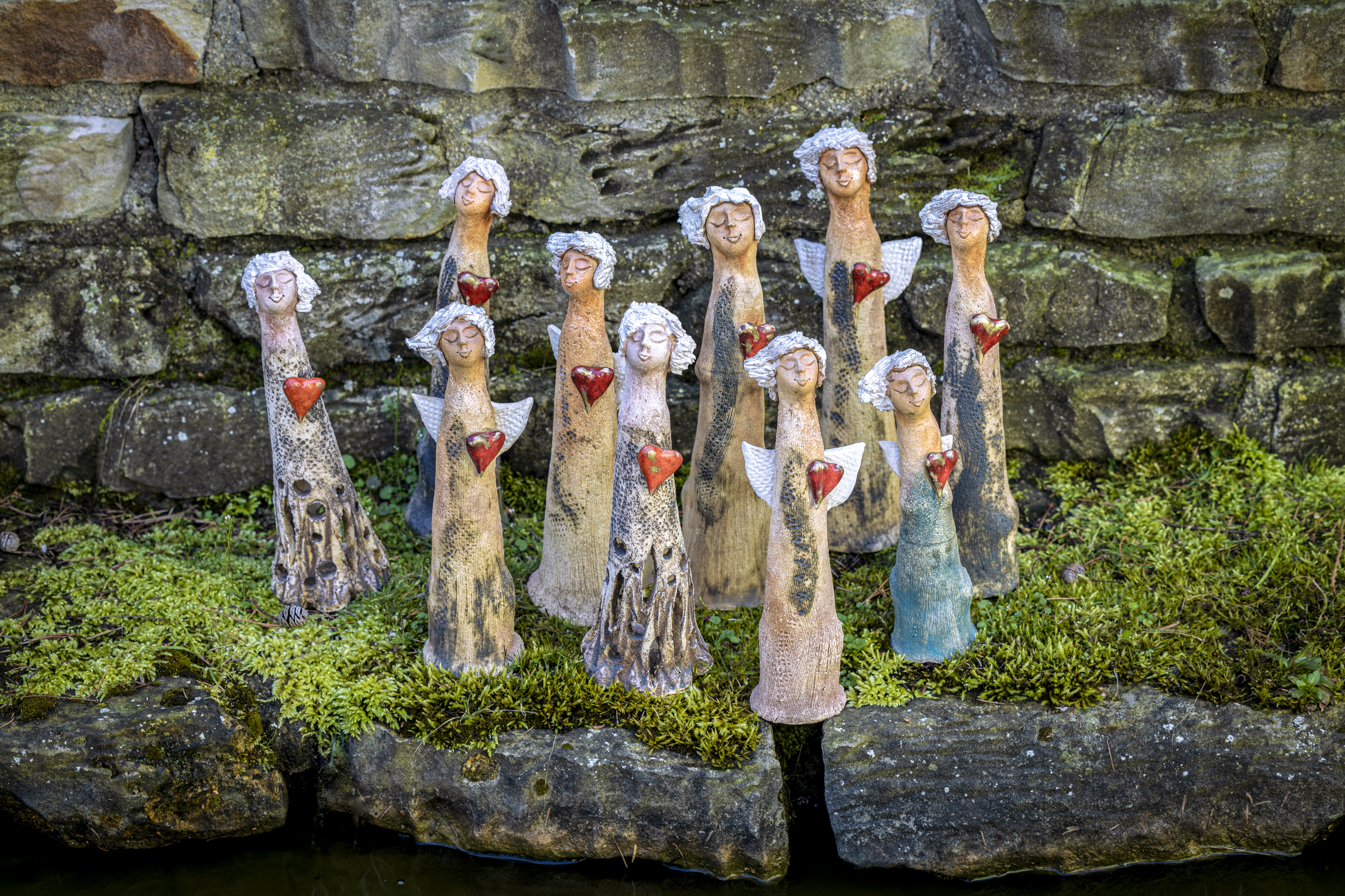 keramický anděl SRDCE režný malý