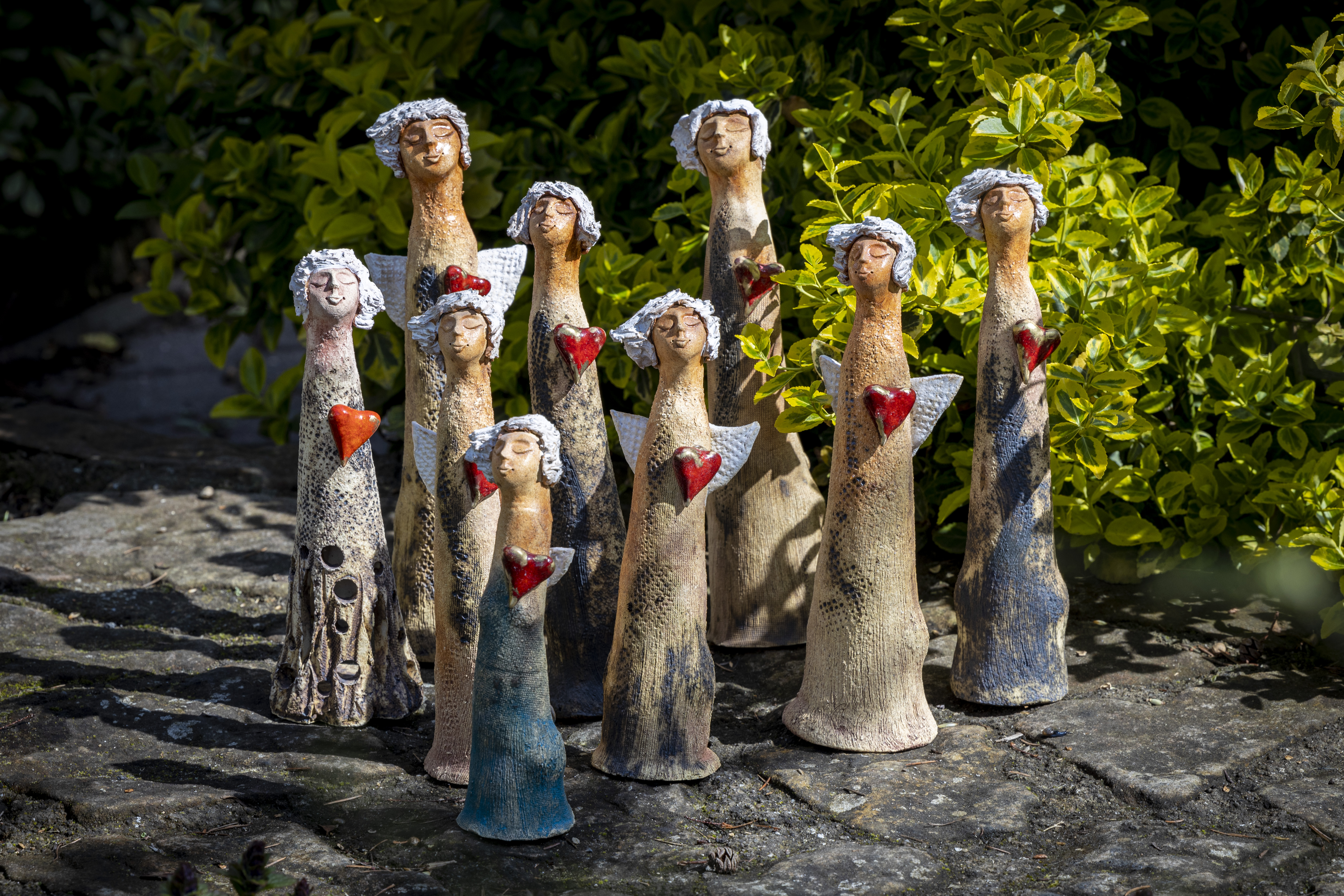 keramický anděl SRDCE režný malý