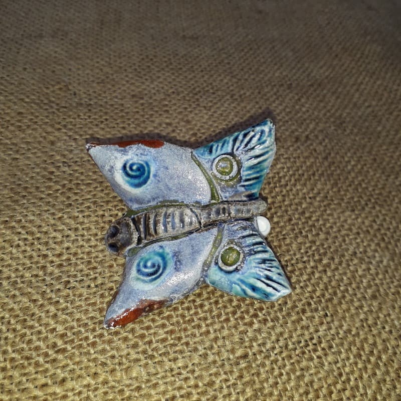 keramický motýlek na skřipci