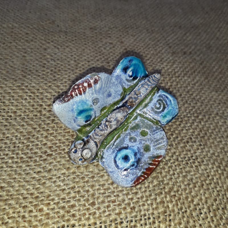 keramický motýlek na skřipci