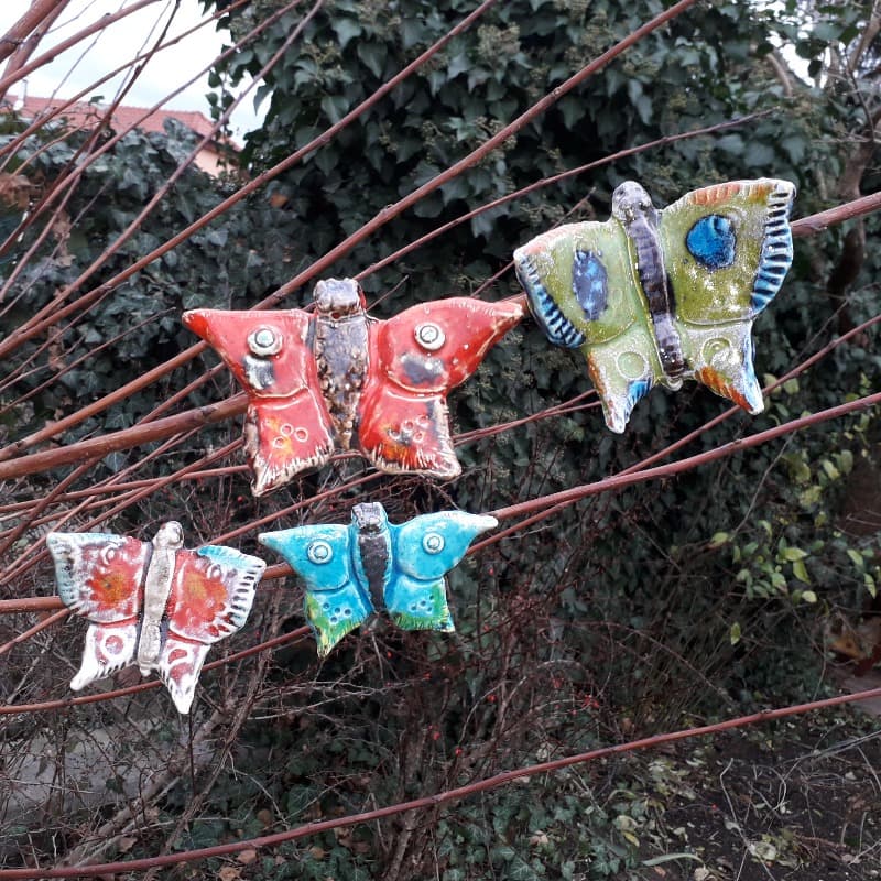keramický motýl na skřipci